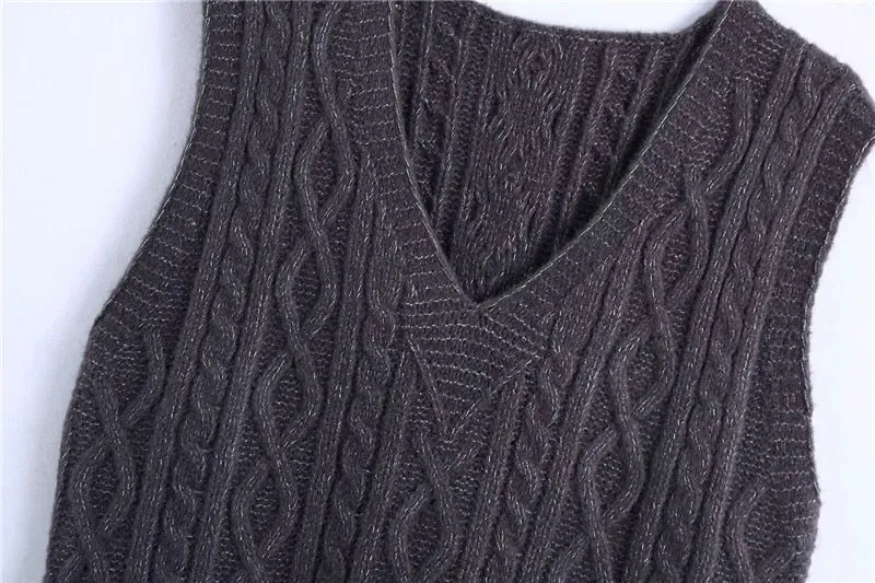 LOOSE CABLE-KNIT VEST