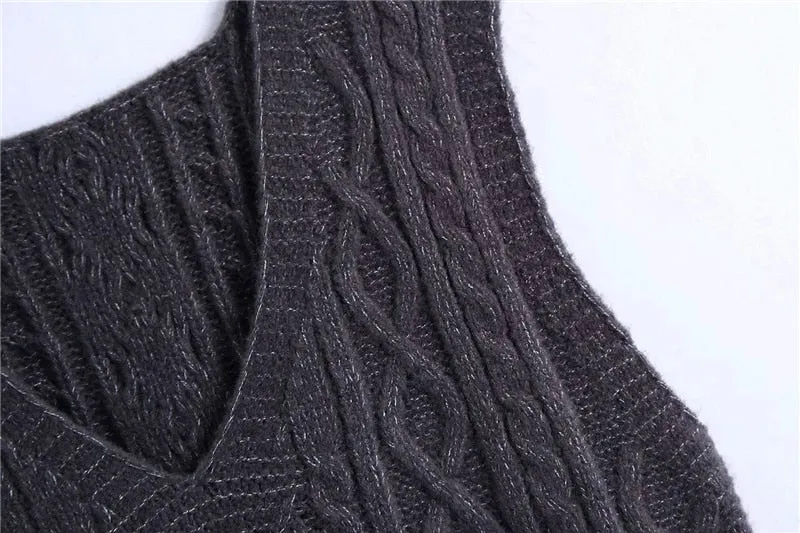 LOOSE CABLE-KNIT VEST