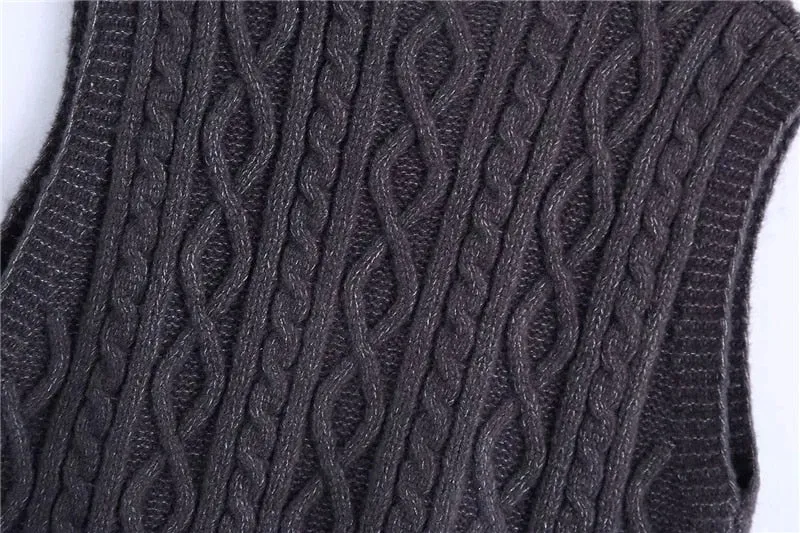 LOOSE CABLE-KNIT VEST